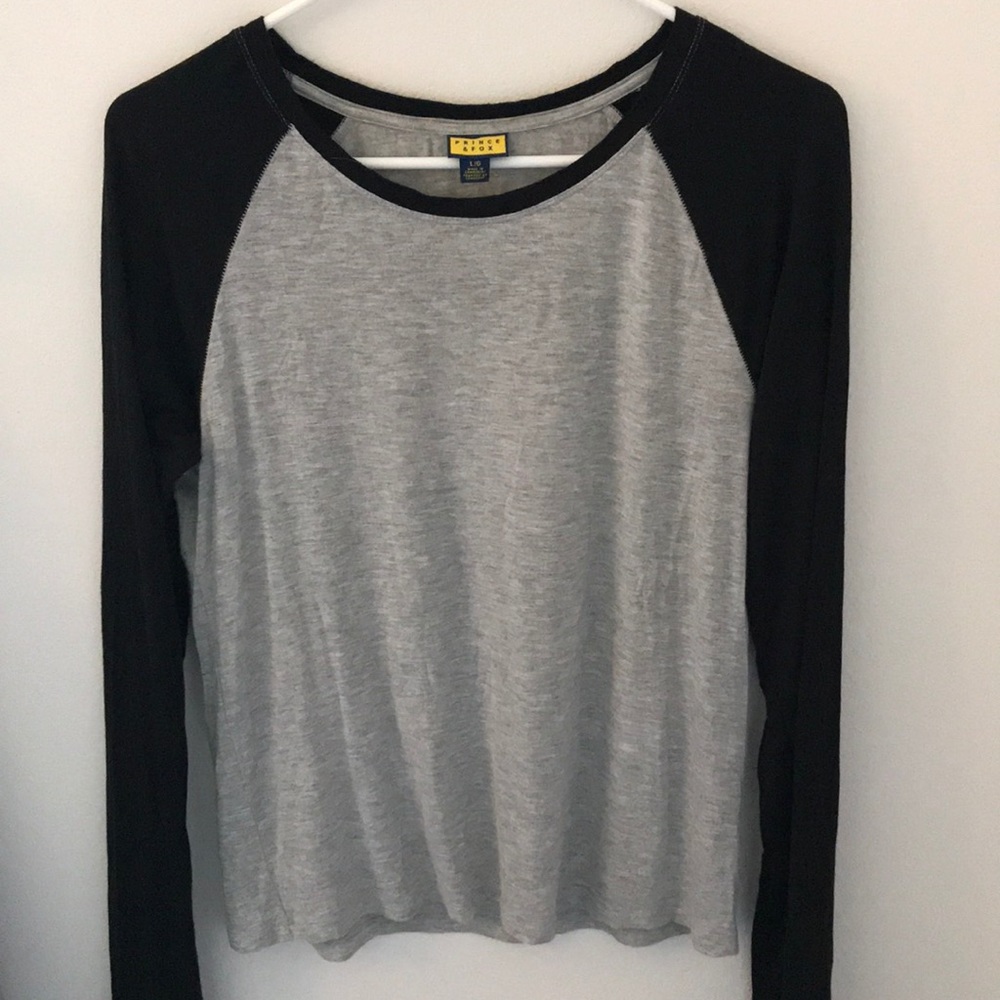 gray and black Aeropostale baseball tee